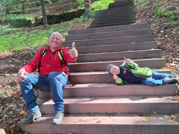 <p>Januar 2026<br/>„Daumen hoch! Auch ohne Schnee posen Theo und Simon.